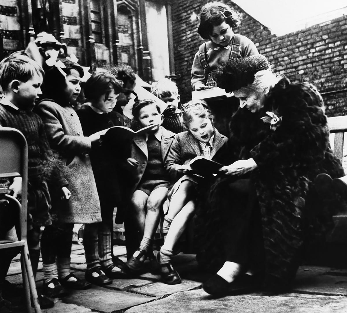 Maria Montessori, 1951, London, reading with children