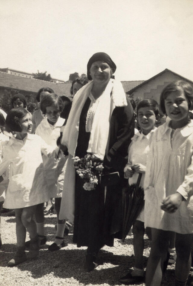 Maria Montessori 1930s with children