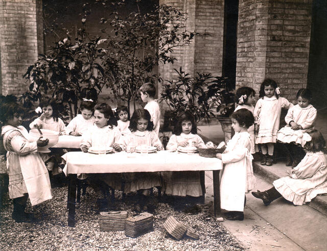 Children having outdoor lunch at Via Giusti convent school, Rome, 1908