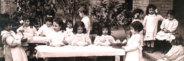 Children having outdoor lunch at Via Giusti convent school, Rome, 1908